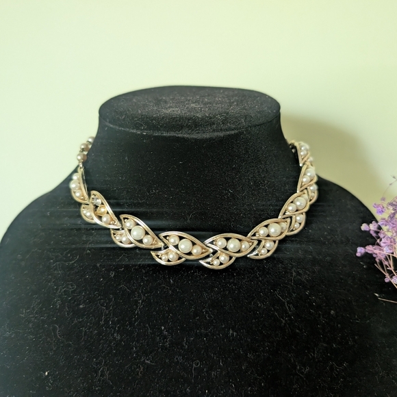 Elegant Pearl and Gold Women's Necklace - Picture 5 of 9